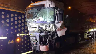 TEM Otoyolu'nda kaza : 2 tır ve 2 otomobil çarpıştı