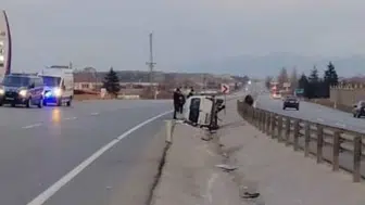Afyonkarahisar'da feci kaza ! Araç refüje devrildi , 3'ü çocuk 5 kişi yaralandı