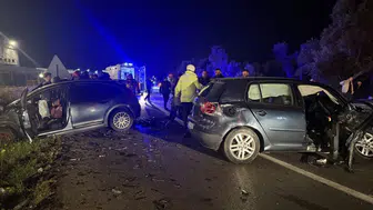 İzmir'de iki otomobil çarpıştı : 4 kişi yaralandı