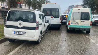 Antalya'da 4 araçlı zincirleme kaza