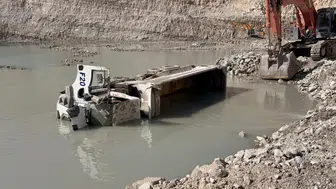 Kütahya'da hafriyat kamyonu devrildi : Sürücü hayatını kaybetti