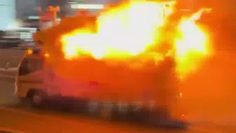 Japonya’da araç yoldayken alev aldı : Kamyonet şoförü itfaiye istasyonuna sürdü