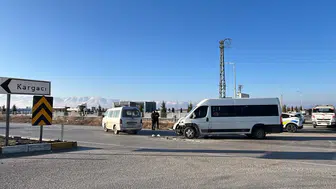Konya'da kamyonet ile okul servis minibüsü çarpıştı : 5 kişi yaralandı