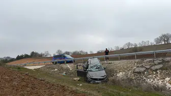 Bilecik’te direksiyon hakimiyetini kaybeden sürücü tarlaya uçtu : 1 yaralı