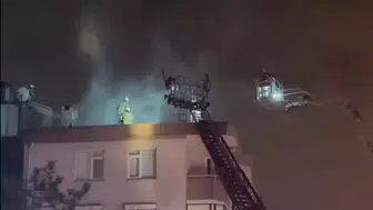 Üsküdar’da 5 katlı binanın çatı katında yangın çıktı