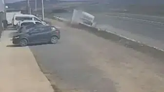 Çatalca’da kamyon refüje çarptı : Kaza güvenlik kamerasına yansıdı