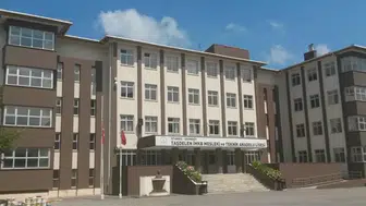 Çekmeköy'de 17 yaşındaki öğrencinin bıçakladığı öğretmen hayatını kaybetti