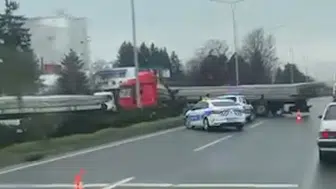 Bolu D-100 kara yolunda tır makasladı : Trafik uzun süre aksadı