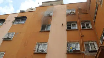 Mersin'de ev yangını : Hamile kedi kurtarıldı