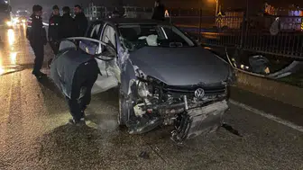 Bursa İnegöl'de otomobil bariyerlere çarptı : 2 yaralı