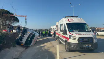 Çanakkale'de yolcu minibüsü devrildi : Öğrencilerin de bulunduğu 8 kişi yaralandı