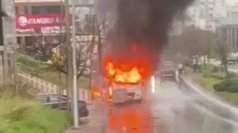 Ataşehir'de servis minibüsü alevlere teslim oldu