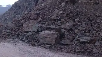 Yüksekova-Van kara yolunda heyelan : Kayalar yolu kapattı, ulaşım durdu