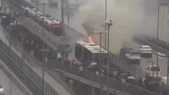 Perpa metrobüs durağında bir metrobüste yangın çıktı