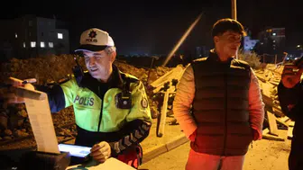 Adana'da kasksız motosiklet sürücüsünden polise garip teklif