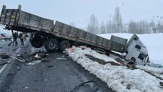 Bitlis Tatvan'da tır ile otomobil çarpıştı : 2 ölü, 5 yaralı