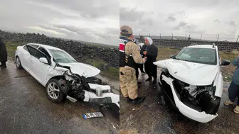 Şanlıurfa'da iki otomobil çarpıştı : 8 kişi yaralandı