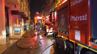 Bursa'da 3 katlı apartmanın çatı katında yangın çıktı