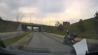 Başakşehir’de çukura giren motosiklet sürücüsü yere düştü