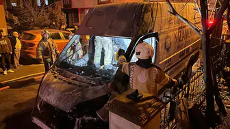 Maltepe'de park halindeki 3 araç yandı : Olay yerinde boş benzin bidonu bulundu