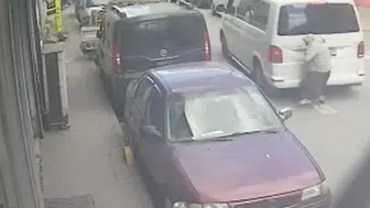 Fatih'te arabanın altında kalan yaşlı kadın metrelerce sürüklendi