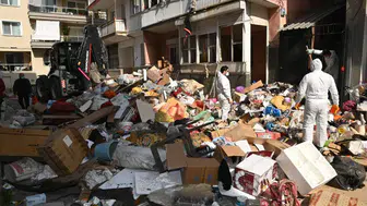 İzmir'de çöp ev operasyonu : Evden 12 kamyon atık çıktı