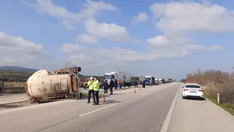 Balıkesir'de tır karşı şeride geçip devrildi : Bandırma-Biga yolu trafiğe kapandı