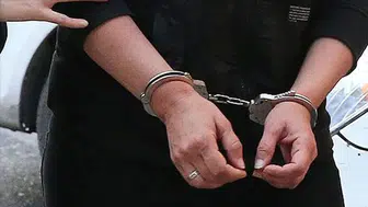 Eski sevgilisinin kız arkadaşını yüzünden bıçakladı !