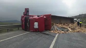 Yalova-Bursa yolunda tır devrildi : Süpürgelik mevkii ulaşıma kapandı
