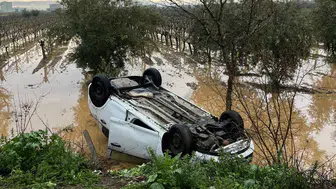 Manisa'da kaza : Otomobil takla attı, sürücü kaçtı