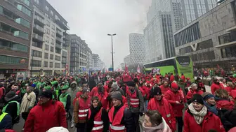 Karşıyaka Belediyesi'nde işçiler ayağa kalktı : Taksit taksit maaş istemiyoruz