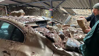 Bursa'da yağış etkisi : İstinat duvarı çöktü, araçlar zarar gördü