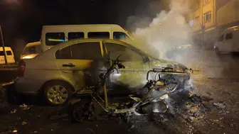 Kadıköy’de korkutan yangın : Motosiklette başlayan alevler otomobile sıçradı! Araçlar küle döndü