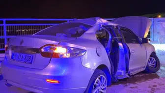 Aksaray'da kaza : Otomobil önce direğe sonra duvara çarptı