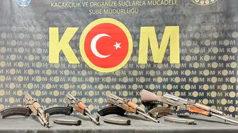 Hatay'da zanlılar polisten kaçıp, kalaşnikof dolu çuvalı yola attılar