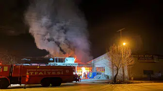 Kayseri’de mobilya atölyesinde yangın : Alevler kısa sürede büyüdü