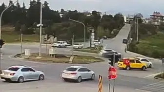 Manavgat’ta kırmızı ışık ihlali kazası : Tofaş başka araca çarptı