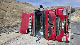 Afyonkarahisar'da kaza : Kömür yüklü tır devrildi, sürücü yaralandı