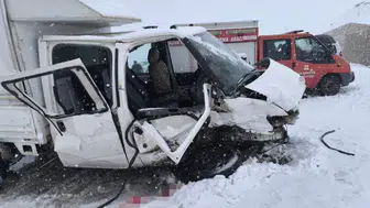 Hakkari'de kaza : 2 kamyonet kafa kafaya çarpıştı