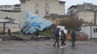 Hatay'da fırtına bilançosu : 2 araç hasar gördü, elektrik direkleri devrildi