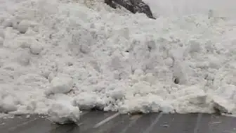 Hakkari'de çığ düştü : Çukurca yolunda sürücüler mahsur kaldı