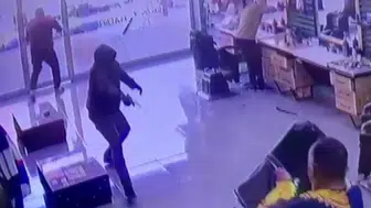 Adana'da berber dükkanında dehşet anları : Kapüşonlu saldırgan kurşun yağdırdı!