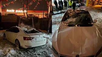 Erzurum'da çatıdan düşen kar park halindeki otomobili hurdaya çevirdi