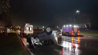 Pendik sahil yolunda kaza : Araç takla attı, 3 kişi yaralandı