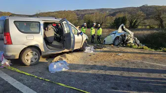 Balıkesir'de iki araç çarpıştı : 1 ölü, 2 yaralı