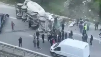 Ümraniye'de beton mikseri yan yattı, sürücü yaralandı