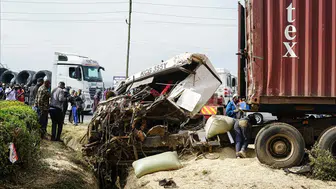 Kenya'da yolcu otobüsü ile kamyon çarpıştı : Çok sayıda ölü var