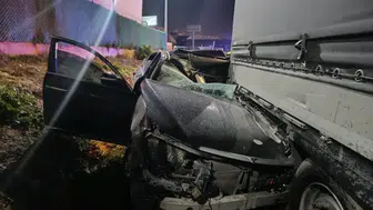 Kahramanmaraş'ta otomobil tıra ok gibi saplandı : 4 yaralı