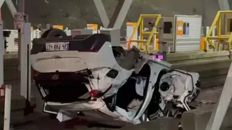 Pendik Kuzey Marmara Otoyolu'nda gişe faciası : Otomobil takla attı, 2 yaralı