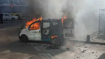 Gaziosmanpaşa’da park halindeki araç alevlere teslim oldu